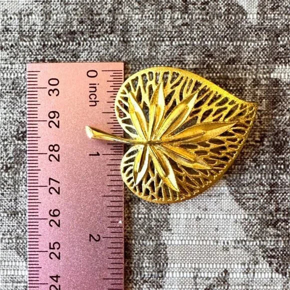 Vintage Gold-Tone Leaf-Shaped Brooch Pin With Intricate Filigree Design MCM - Picture 5 of 6